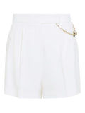 Shorts con catena decorativa e pieghe frontali