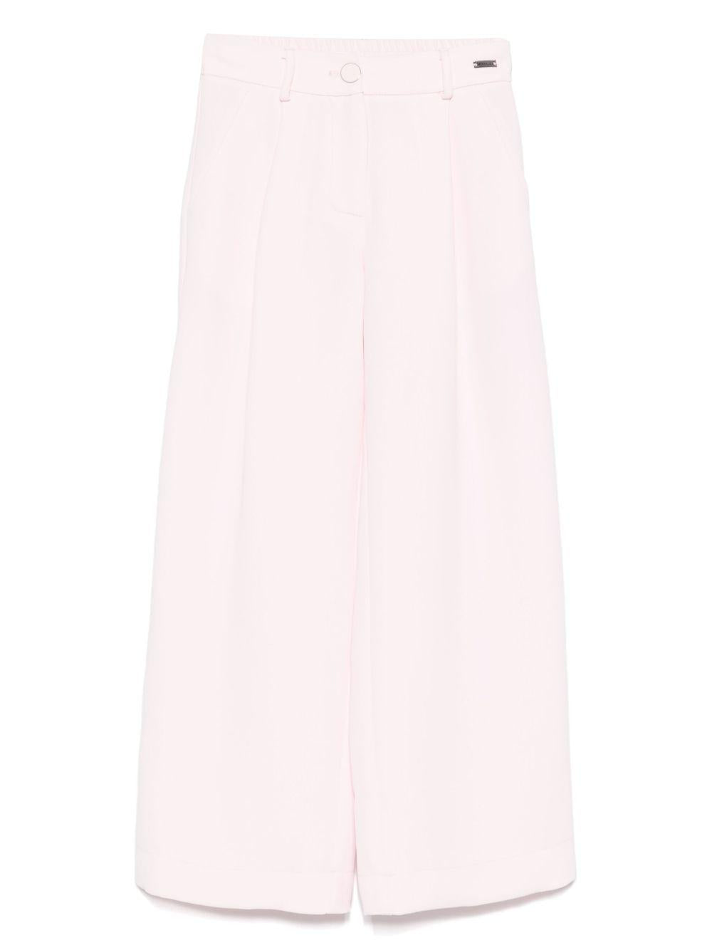 Pantalone rosa con pieghe stirate