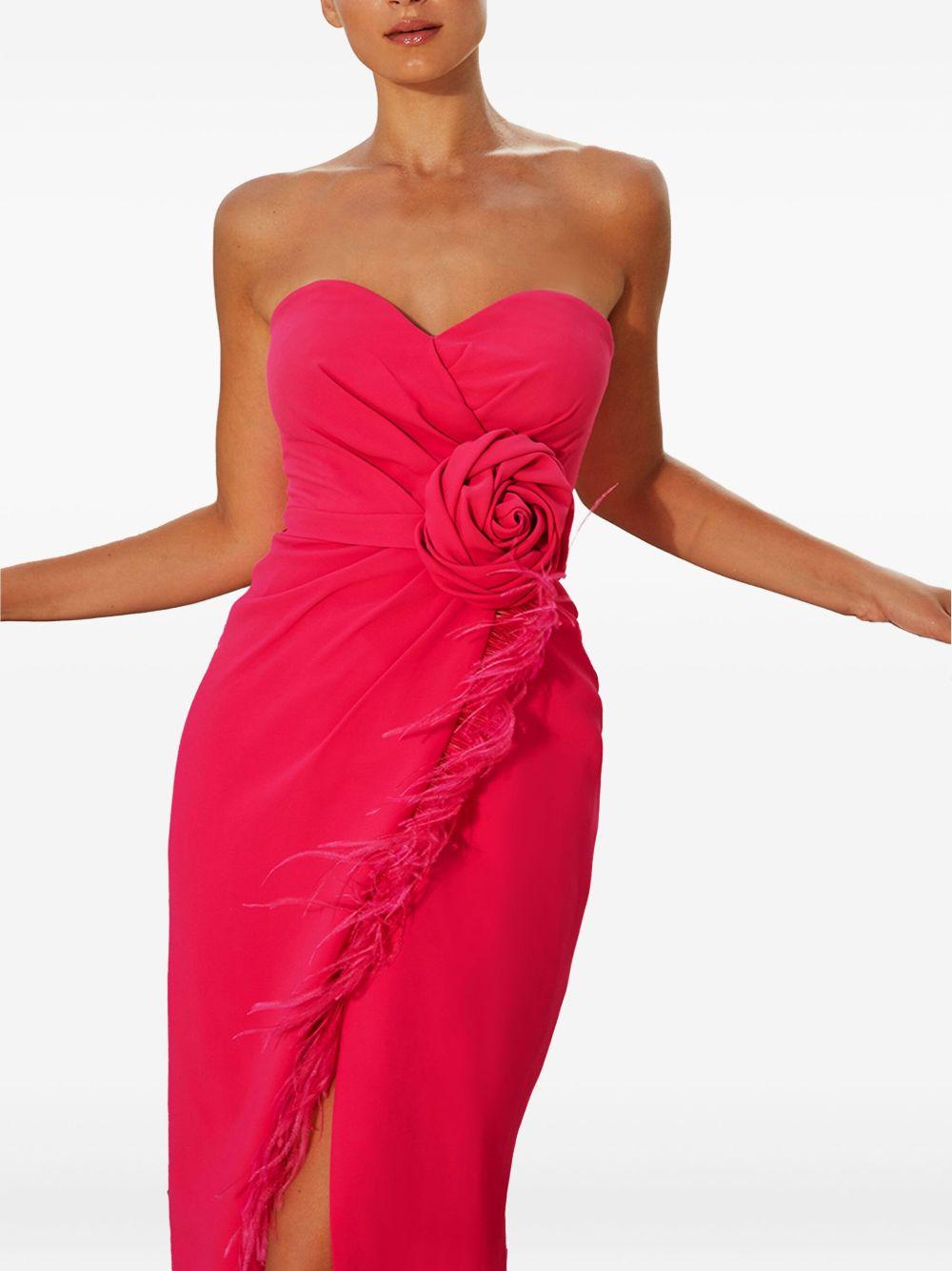 Abito fucsia scollo a cuore con piume <BR/> 5005 FUXIA MAESTRI 