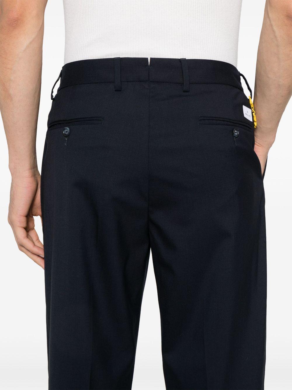 Pantalone blu con accessorio logato