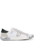 Sneakers con patch scudo e suola consumata