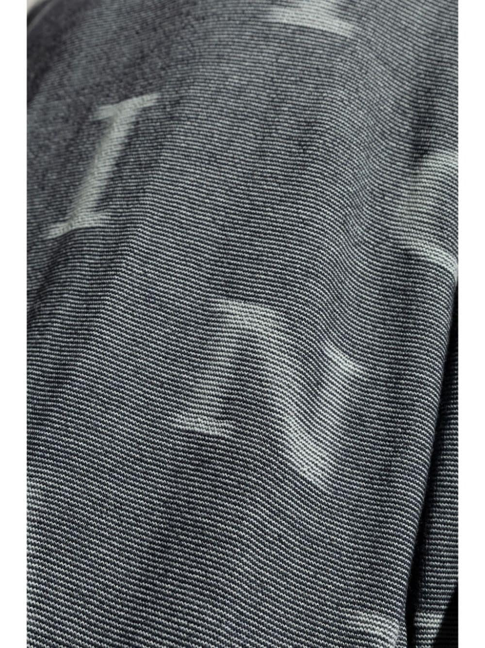 Maglione grigio scuro logo sfogato