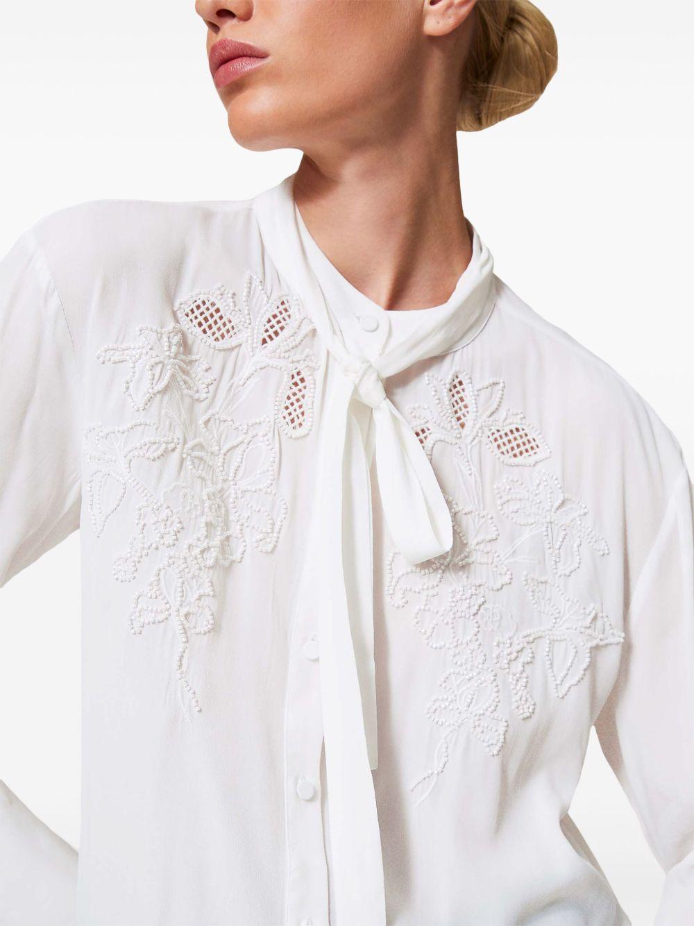 Camicia bianca con ricami