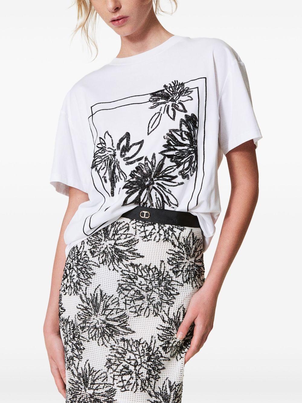 T-shirt bianca con ricami in pailletes