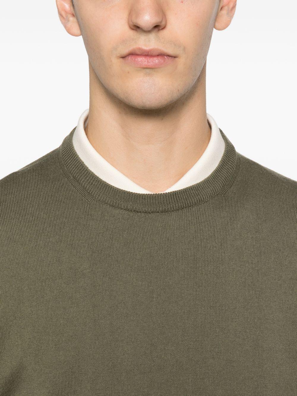 Maglione verde bosco a collo giro con toppa PEU561199011919 690 PEUTEREY 