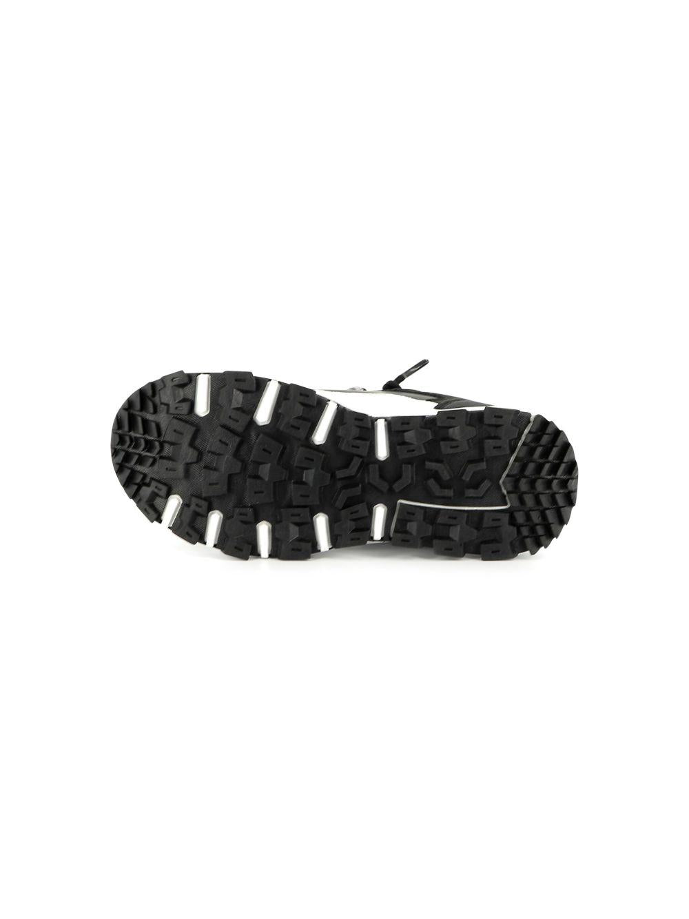 Sneakers bicolor bianca e nera logo laterale