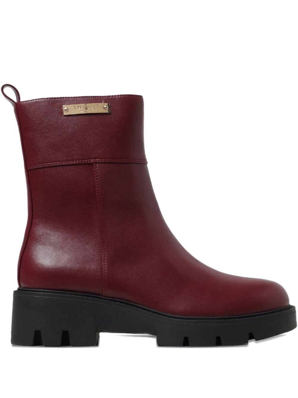 Stivaletto bordeaux con placchetta logo laterale