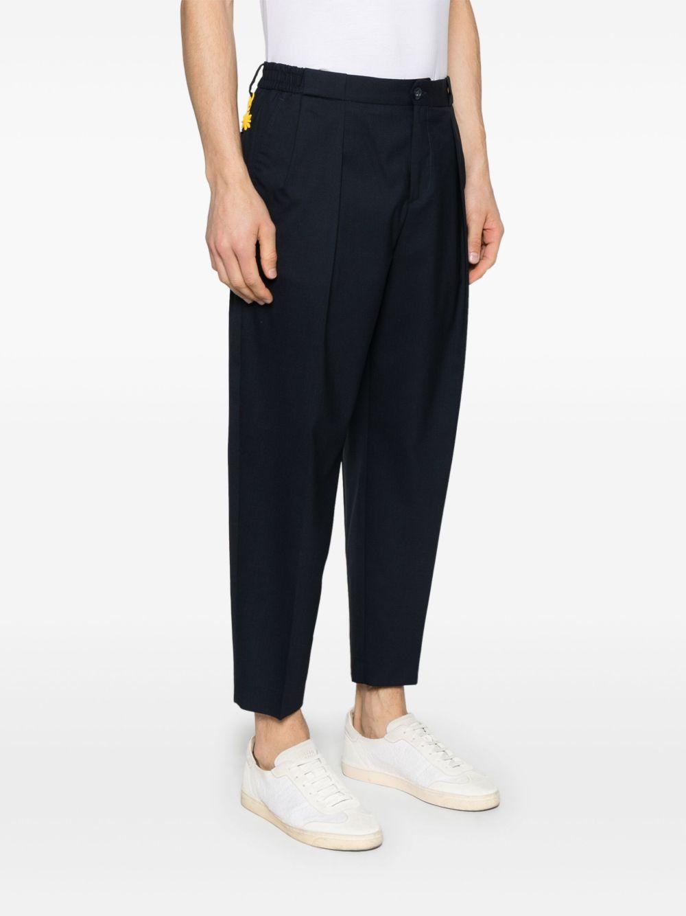 Pantalone blu con accessorio logato
