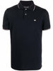 Polo blu con profili a righe