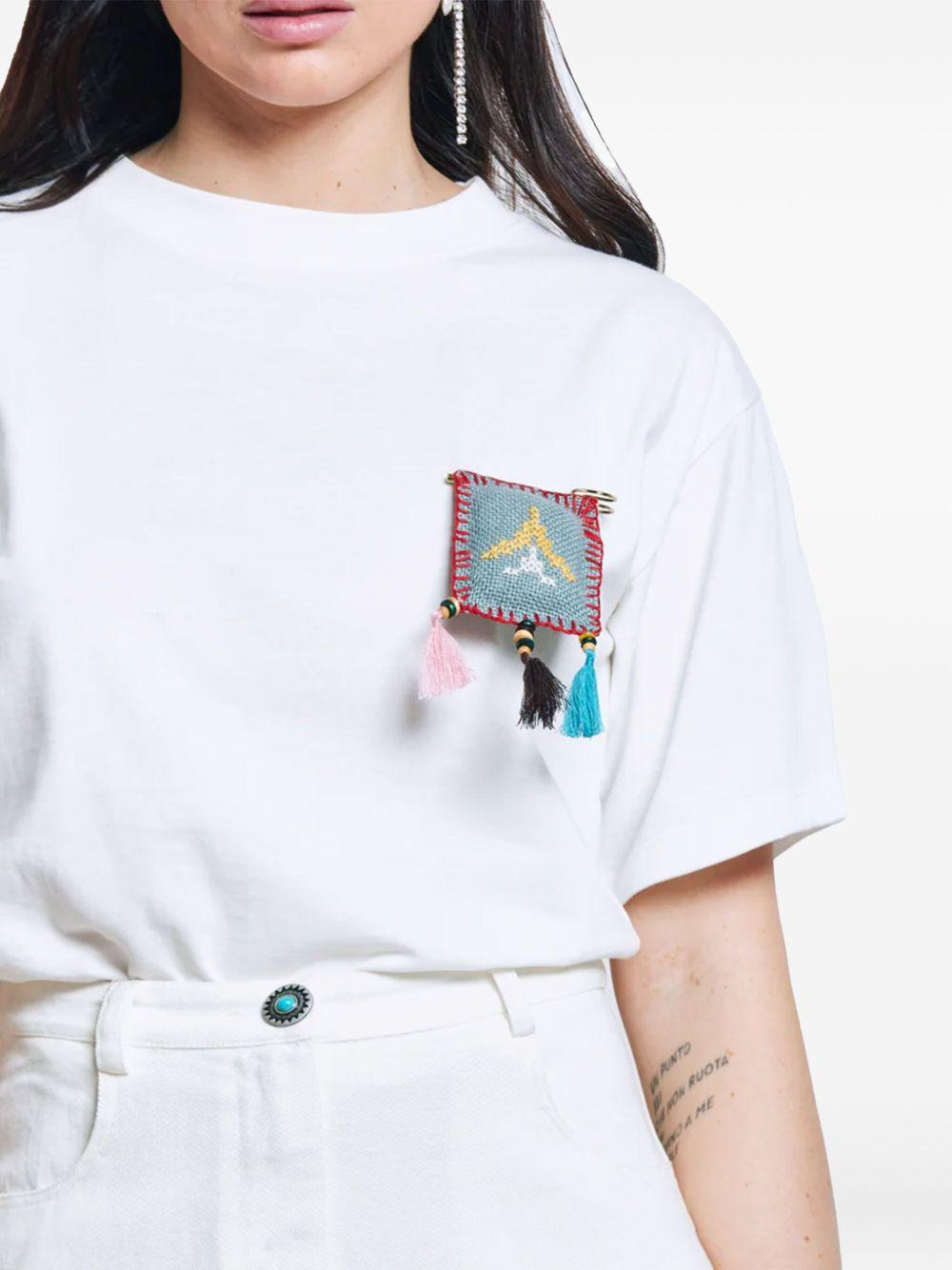 T-shirt bianca oversize con spilla ricamata TSKD05208 PANNA AKEP 