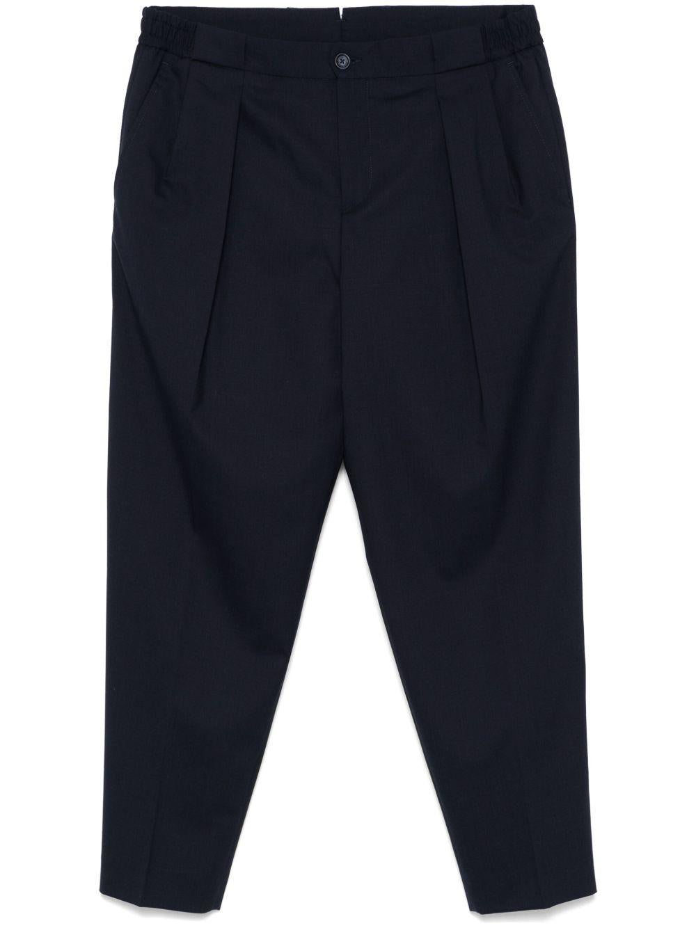Pantalone blu con accessorio logato