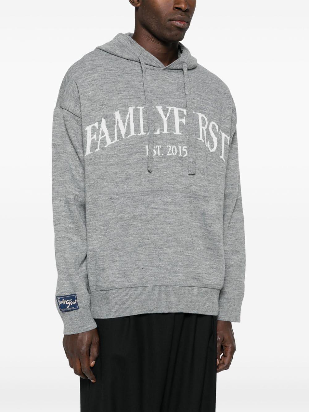 Felpa grigia in maglia logo ricamo