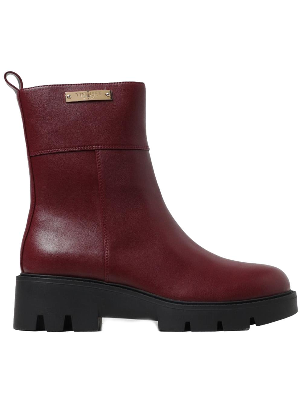 Stivaletto bordeaux con placchetta logo laterale