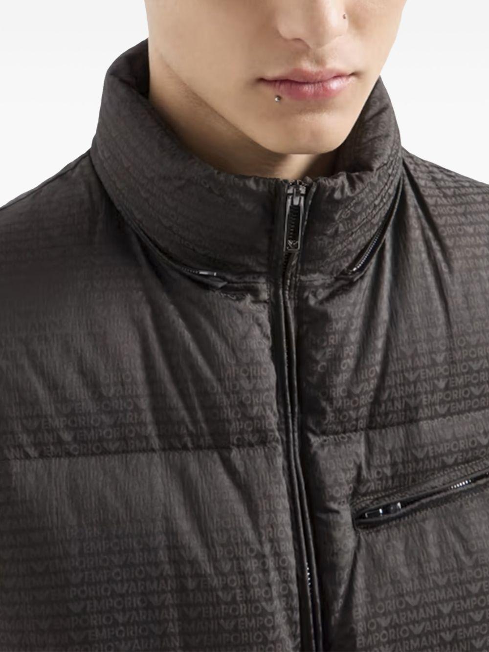 Piumino smanicato logo lettering all-over verde V 6D1B661NNXZ 05A6 EMPORIO ARMANI 